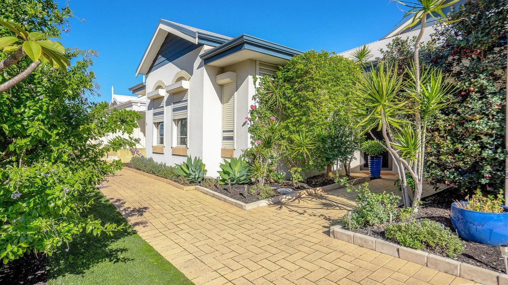 Lakelands, Perth — suburb streetscape